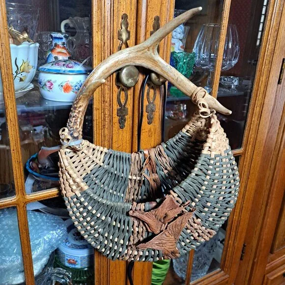 Basket with antler handle - Picture 2 of 2